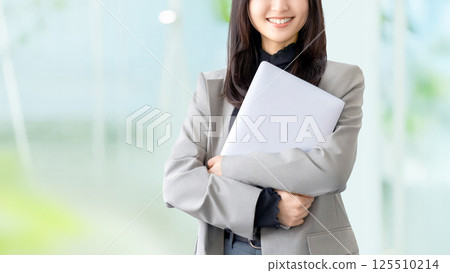Smiling woman/businesswoman with a laptop 125510214
