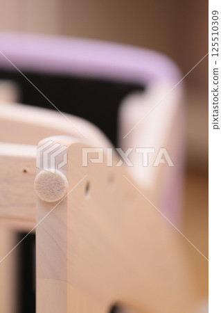 Apply anti-scratch stickers to the legs of your desk chair Apply anti-scratch stickers to the legs of your desk chair 125510309