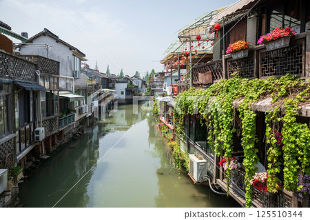 Rooftop restaurant along Zhujiajiao water town in spring, Shanghai Rooftop restaurant along Zhujiajiao water town in spring, Shanghai 125510344