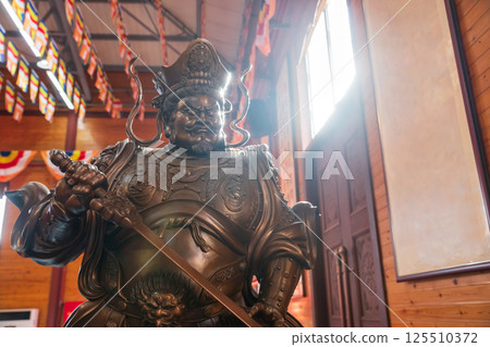Guan Yu sculpture statue against sunlight,Longhua temple, Shanghai 125510372