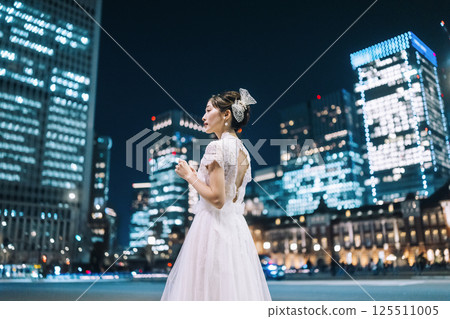 Tokyo Station front photoshoot, female model 125511005