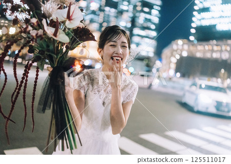 Tokyo Station front photoshoot, female model 125511017
