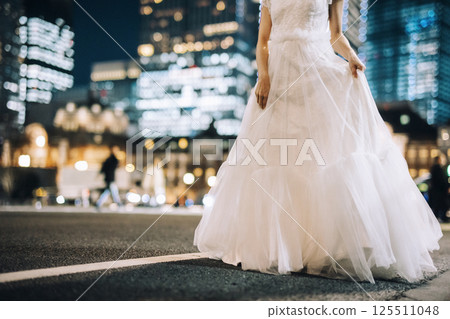 Tokyo Station front photoshoot, female model 125511048