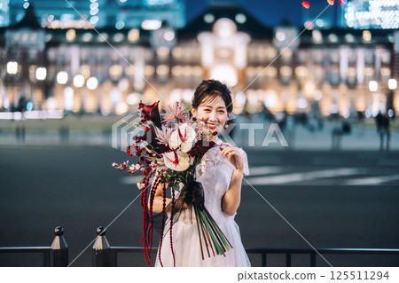Tokyo Station front photoshoot, female model 125511294