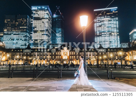 東京車站前寫真，女模特兒 125511305