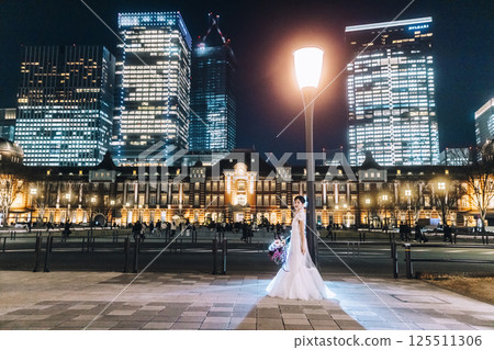 東京車站前寫真,女模特兒 東京車站前寫真,女模特兒 125511306