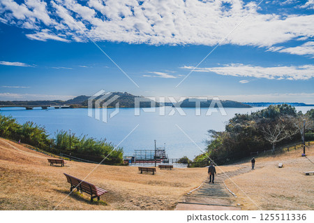 遠海八景中的「寸子落雁」在濱松市濱名湖服務區(靜岡縣)的藍天下熠熠生輝 遠海八景中的「寸子落雁」在濱松市濱名湖服務區(靜岡縣)的藍天下熠熠生輝 125511336