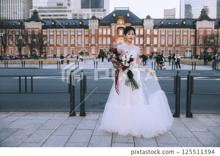 Tokyo Station front photo, woman 125511394