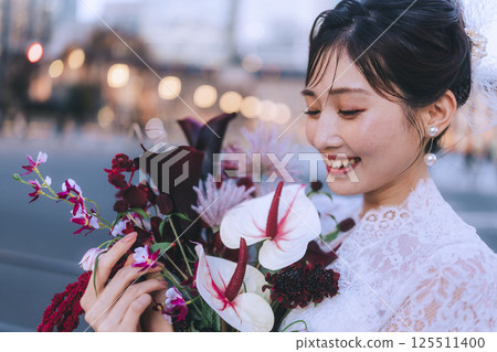 Tokyo Station front photo, woman 125511400