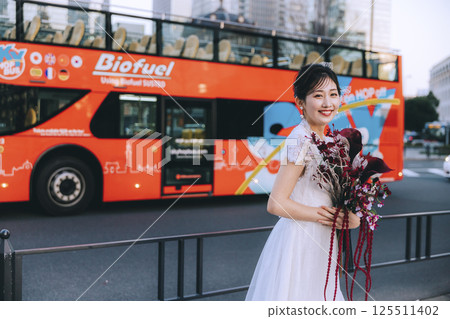 Tokyo Station front photo, woman Tokyo Station front photo, woman 125511402