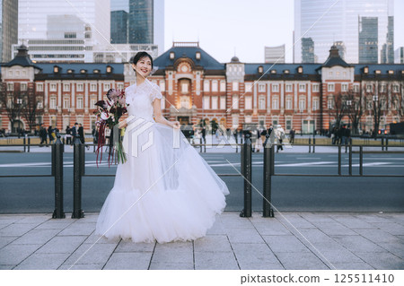 東京車站正面照片，女性 125511410