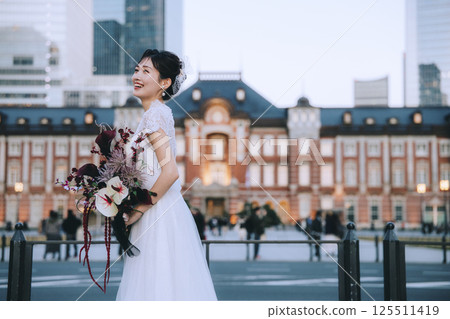Tokyo Station front photo, woman Tokyo Station front photo, woman 125511419