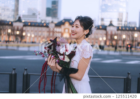 東京車站正面照片，女性 125511420