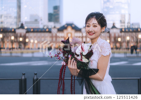 Tokyo Station front photo, woman Tokyo Station front photo, woman 125511426