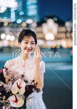 Tokyo Station front photoshoot, female model 125511658