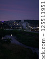 夜晚的橋樑和河流 125511951