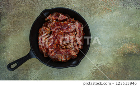 Crispy bacon, in a cast-iron skillet, rustic style, no people 125513946
