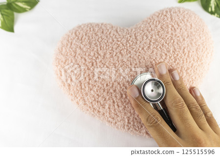 心形墊子、手和聽診器 125515596