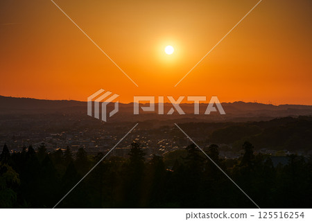 東大寺二月堂的日落天空。太陽落在生駒山脈上，天空和寺廟地面被染成金色。 125516254