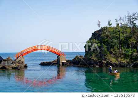 Tall boat 125516578
