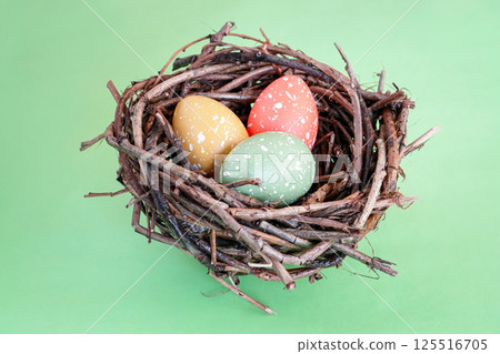 Three speckled eggs in nest 125516705