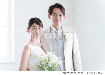 Bride and groom having a wedding Bride and groom having a wedding 125517357