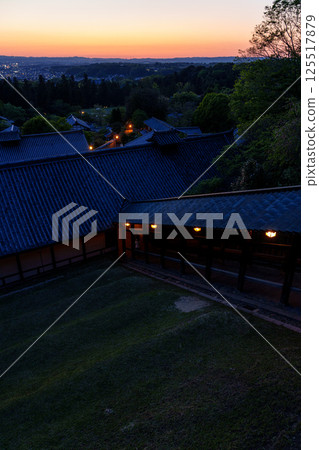 奈良東大寺二月堂，夕陽西下，東大寺院內籠罩在一片黑暗之中➅ 125517879