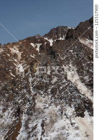 Mount Nasu, Tochigi Prefecture: Snow-covered hiking trail in April 125517900