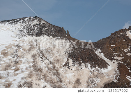 Mount Nasu, Tochigi Prefecture: Snow-covered hiking trail in April 125517902