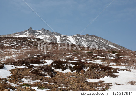 Mount Nasu, Tochigi Prefecture: Snow-covered hiking trail in April 125517914