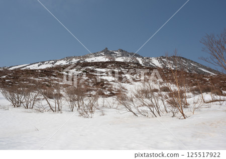 Mount Nasu, Tochigi Prefecture: Snow-covered hiking trail in April 125517922