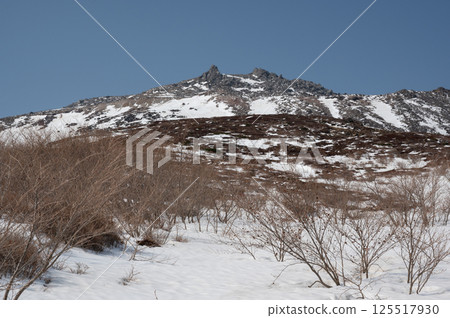 Mount Nasu, Tochigi Prefecture: Snow-covered hiking trail in April 125517930