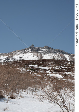 Mount Nasu, Tochigi Prefecture: Snow-covered hiking trail in April 125517931