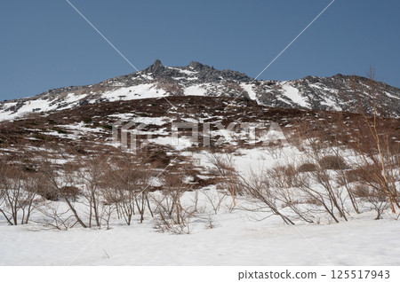 Mount Nasu, Tochigi Prefecture: Snow-covered hiking trail in April 125517943