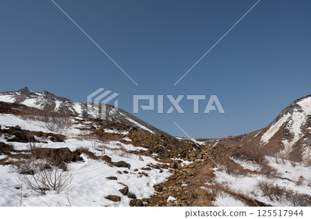 Snow still remaining on the Mt. Nasu hiking trail and refuge hut (April) 125517944