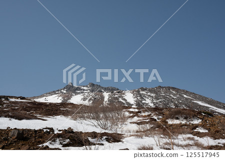 Mount Nasu, Tochigi Prefecture: Snow-covered hiking trail in April 125517945