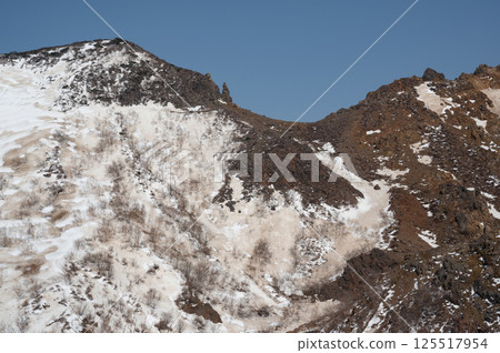 Mount Nasu, Tochigi Prefecture: Snow-covered hiking trail in April 125517954