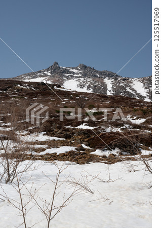 Mount Nasu, Tochigi Prefecture: Snow-covered hiking trail in April 125517969