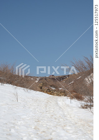 那須山登山道和避難小屋仍有積雪(4月) 那須山登山道和避難小屋仍有積雪(4月) 125517973