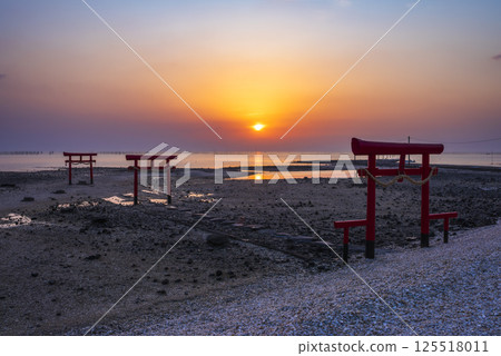 The underwater torii gate of Ooguo Shrine as the sun rises 125518011