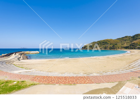長崎高濱海灘清澈的海水和白色的沙灘 長崎高濱海灘清澈的海水和白色的沙灘 125518033