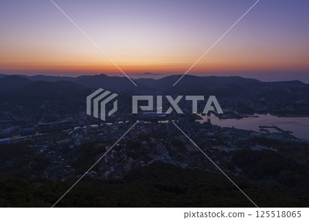 從稻佐山俯瞰長崎的黎明，沐浴在朝陽中的城市 125518065