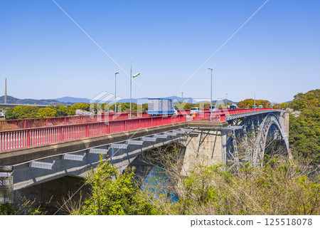 Scenery of Saikai Bridge surrounded by blue skies and fresh greenery 125518078