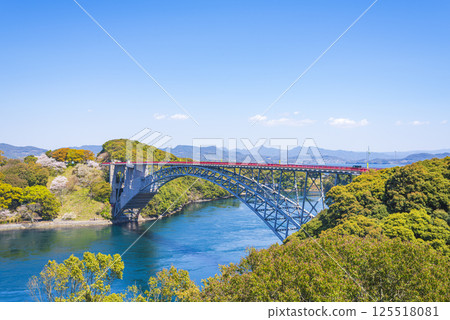 Scenery of Saikai Bridge surrounded by blue skies and fresh greenery 125518081