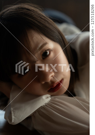 酷酷的年輕女子躺在地板上 125518266