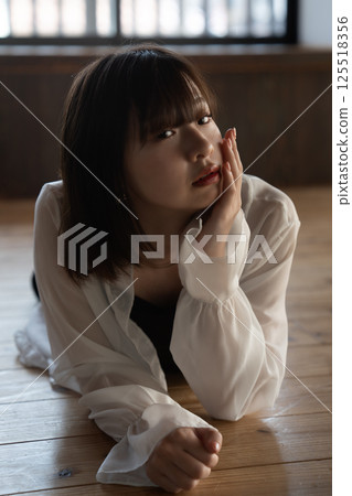 Cool young woman lying on the floor 125518356