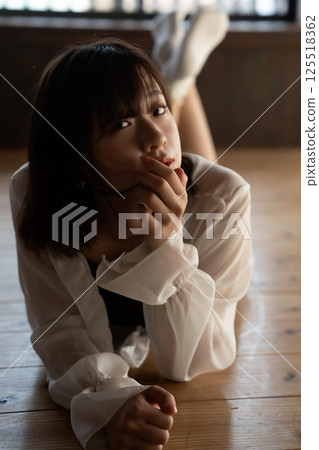 Cool young woman lying on the floor 125518362