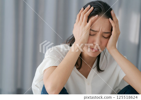 坐在窗邊的沮喪的女人 125518624