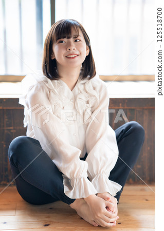 一名年輕女子在地板上休息 125518700