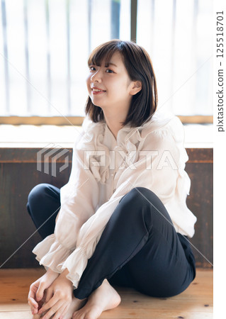 一名年輕女子在地板上休息 125518701